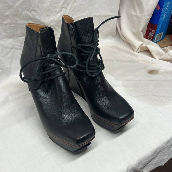 John Fluevog  black leather Peak platform wedge laced ankle boots, size 9. - Picture 2 of 8